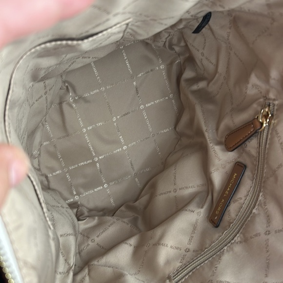 EUC Michael Kors Bucket Bag Looks New - Picture 3 of 4